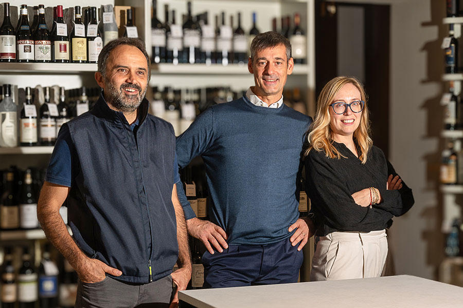 Il personale dell'enoteca La Botte Gaia a Saluzzo
