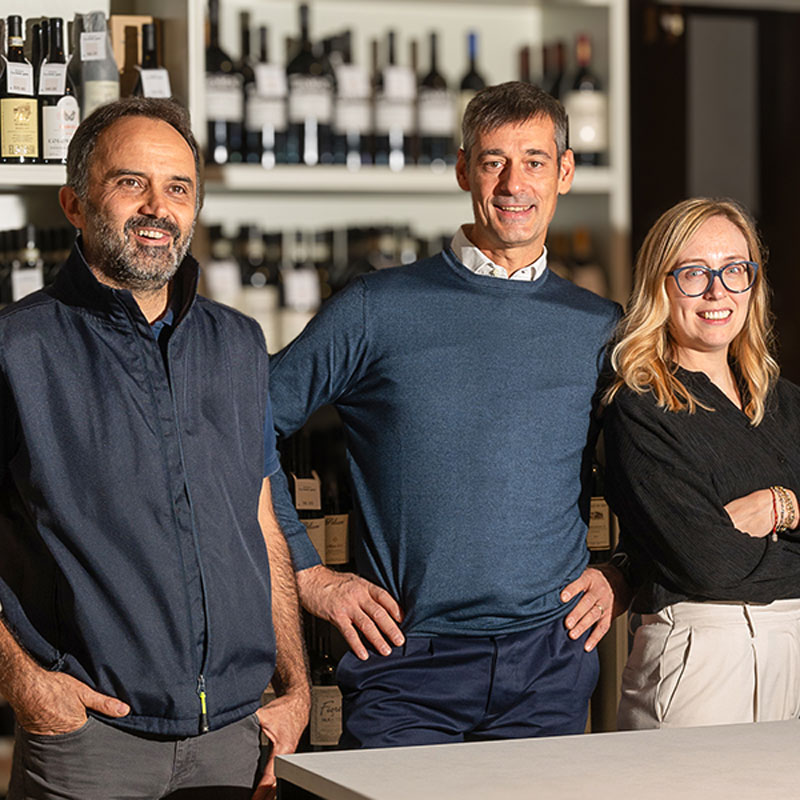 Il personale dell'enoteca La Botte Gaia a Saluzzo